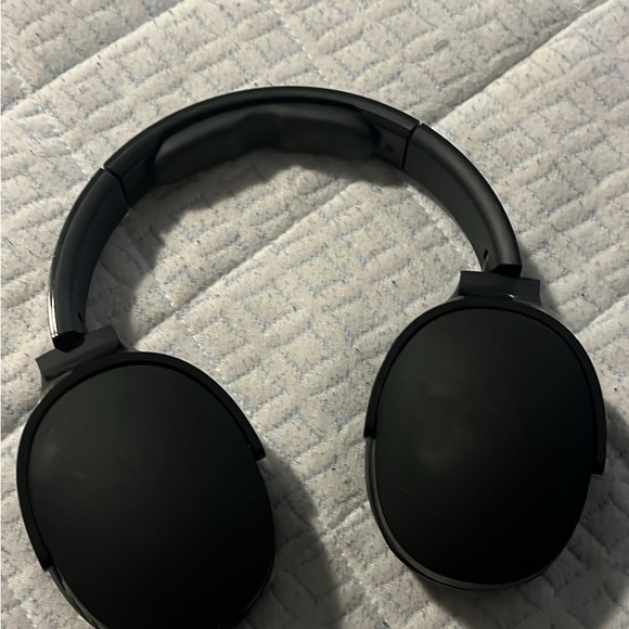 These are the best quality over the head noise-cancelling headphones ever! - Picture 1 of 2